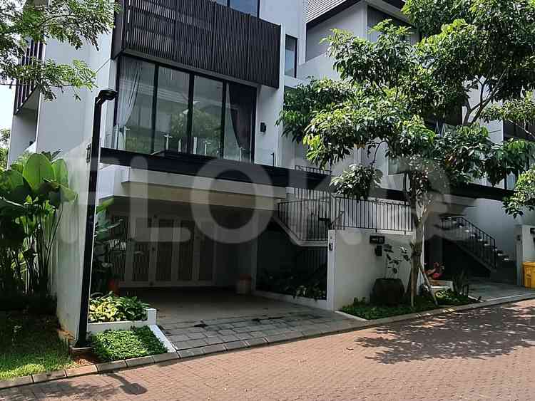 260 sqm, 3 BR house for rent in Jalan Serenia Hills, Lebak Bulus 1