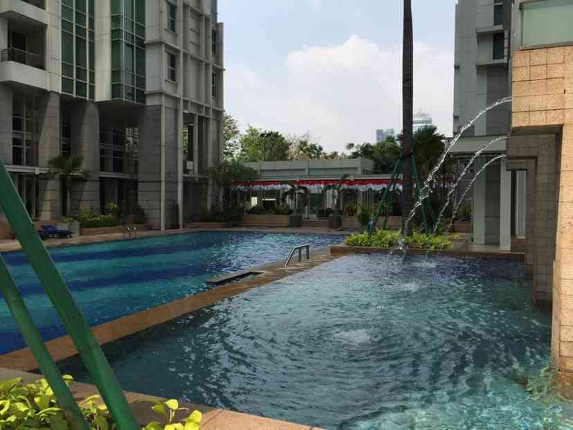 kolam renang the peak apartemen