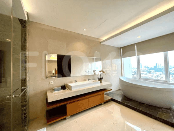 276 sqm, 17th floor, 3 BR apartment for sale in Kebayoran Lama 10