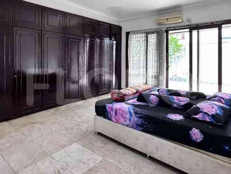 Dijual Rumah 5 BR, Luas 900 m2 di Simprug, Simprug 7