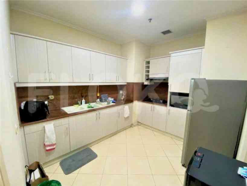 225 sqm, 8th floor, 4 BR apartment for sale in Teuku Nyak Arief 1