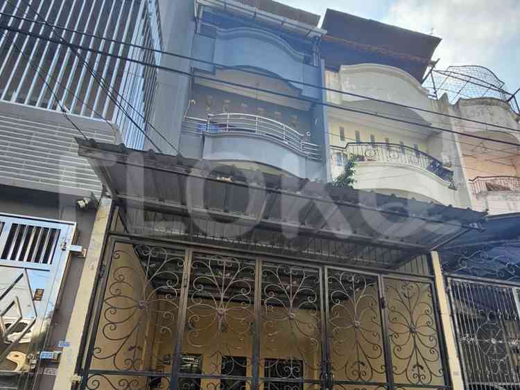 Disewakan Rumah 4 BR, Luas 270 m2 di Jelambar, Grogol 1