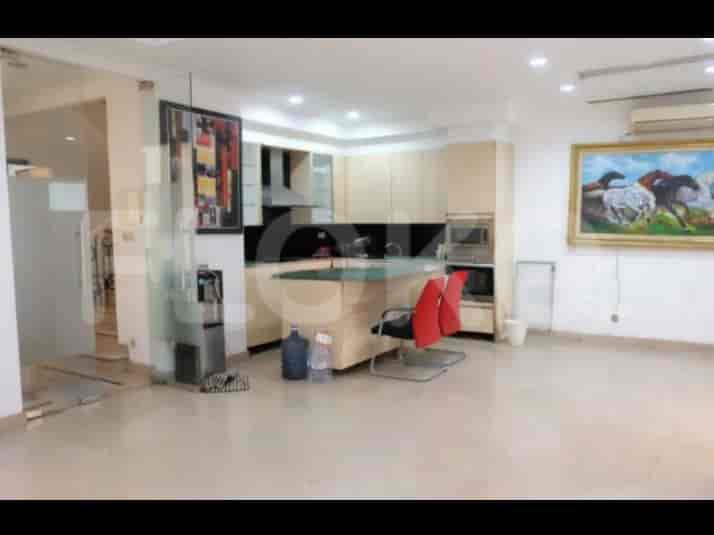 Dijual Rumah 3 BR, Luas 274 m2 di Diantara Jalan Sudirman dan Jalan Kuningan, Setiabudi 4