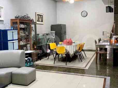 Disewakan Rumah 6 BR, Luas 410 m2 di Jelambar , Grogol 4