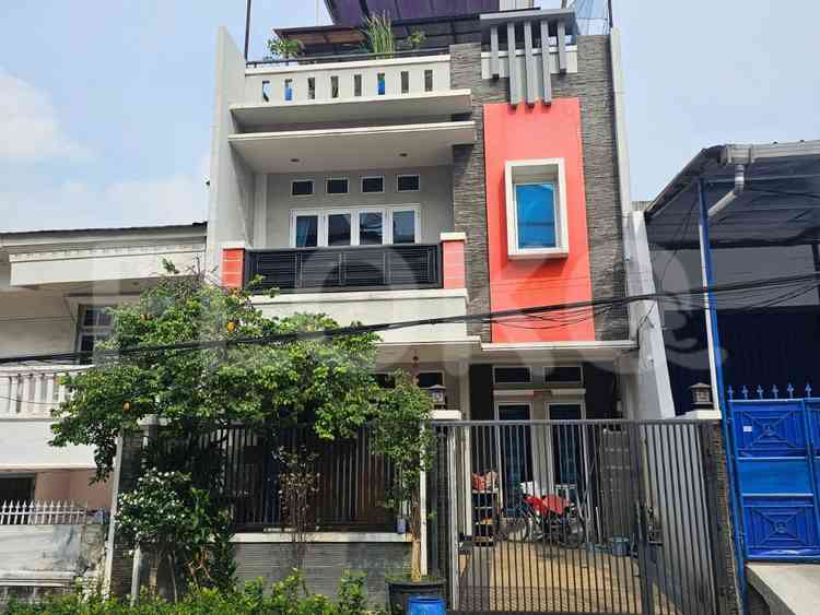 Disewakan Rumah 5 BR, Luas 250 m2 di Jelambar, Grogol 1