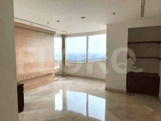 175 sqm, 17th floor, 3 BR apartment for sale in Teuku Nyak Arief 1