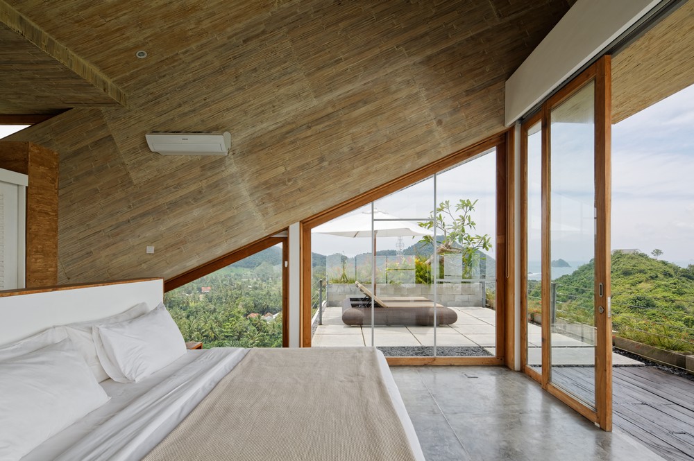 container houses: the bedroom interior in Clay House