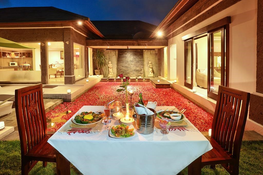 Candle light dinner di The Buah Bali Villa