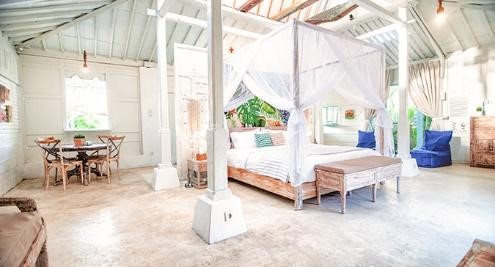 Area kamar tidur di SooBali Atap Putih, seminyak