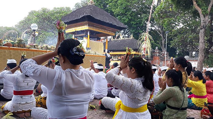 local Bali people praying at temple